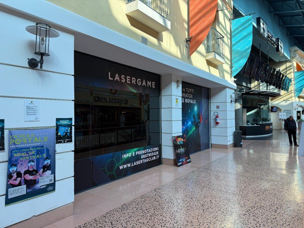 Vetrina LaserGame VRC Montesilvano con insegna LASERGAME