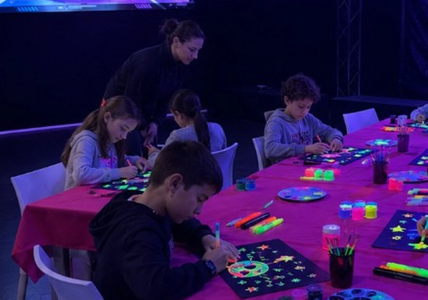 Disegno fluorescente sotto luci UV a Fluo Art VRC