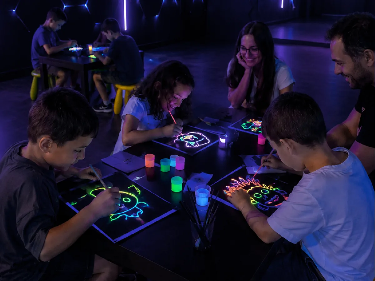 Bambini e adulti dipingono con colori fluorescenti a Fluo Art VRC